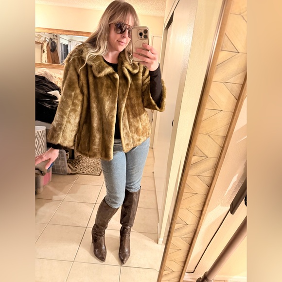 Vintage Cropped Blonde Faux Mink Fur Coat with Scalloped Collar - Picture 3 of 6